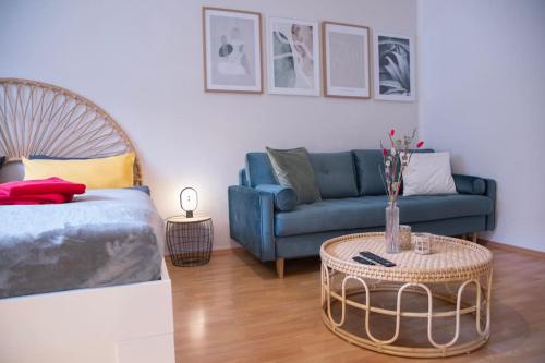 埃森Stilvolles Appartement zwischen Messe und HBF的客厅配有蓝色的沙发和桌子