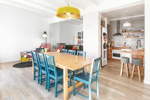 福斯·杜·阿勒奥Silver Coast - Casa da Lagoa的厨房以及带木桌和蓝色椅子的用餐室。