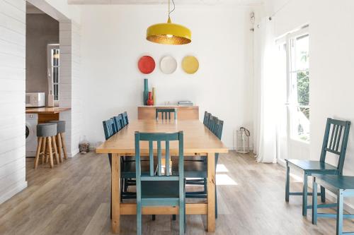 福斯·杜·阿勒奥Silver Coast - Casa da Lagoa的厨房以及带木桌和椅子的用餐室。