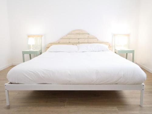 里米尼Anita Bnb Rimini的白色的床、白色床单和枕头