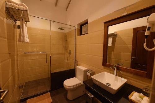库鲁内格勒Seasons Hotel的浴室配有卫生间、盥洗盆和淋浴。