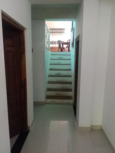 韦勒沃耶Summer house resort的走廊设有楼梯,通往客房