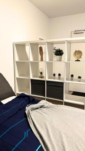 杜伊斯堡Modern Studio - perfect location的卧室配有白色的架子和床