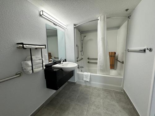东叙拉古Motel 6 East Syracuse, NY - Airport的一间带水槽和淋浴的浴室