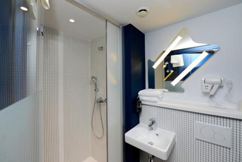 根特根特市中心丹姆珀特宜必思快捷酒店的一间带水槽、淋浴和卫生间的浴室