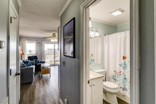 棕榈岛309A Sea Cabin的一间带卫生间的浴室和一间客厅