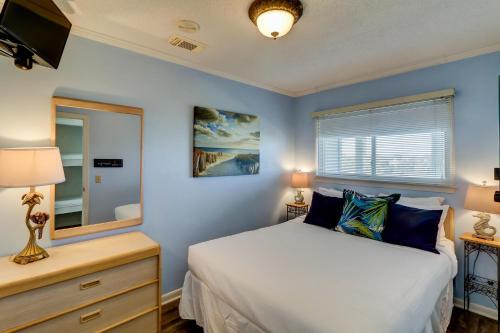 棕榈岛309A Sea Cabin的一间卧室配有一张床、梳妆台和镜子