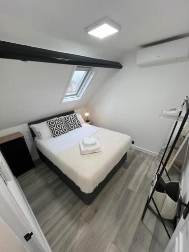 贝德福德Cozy One Bedroom Flat In Bedford - Free Parking & Free WIFI的一间小房间的卧室,配有一张床铺
