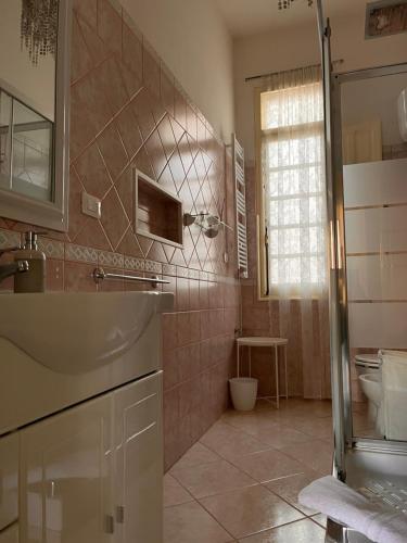 卡利亚里Appartamento centro storico Cagliari - Alter Nos house的一间带水槽和卫生间的浴室