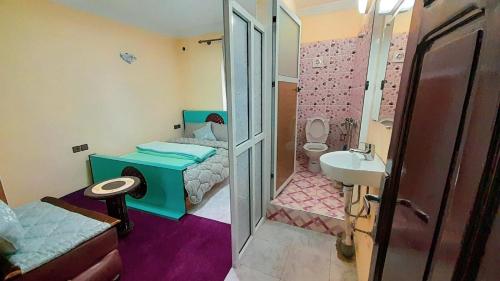 SefrouSIDI ALI BOUSSERGHINE的小房间设有床和水槽