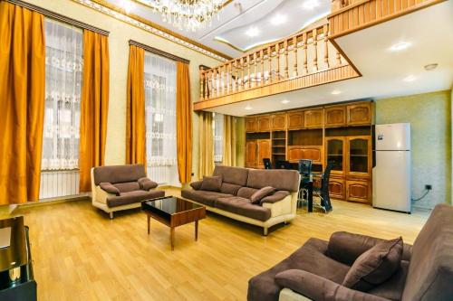 巴库View Nizami Street Chapman Taylor Baku的一间带两张沙发的客厅和一间厨房