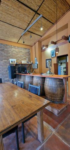 乌斯帕亚塔Uspallata Suites的客房设有带木桌和椅子的酒吧。