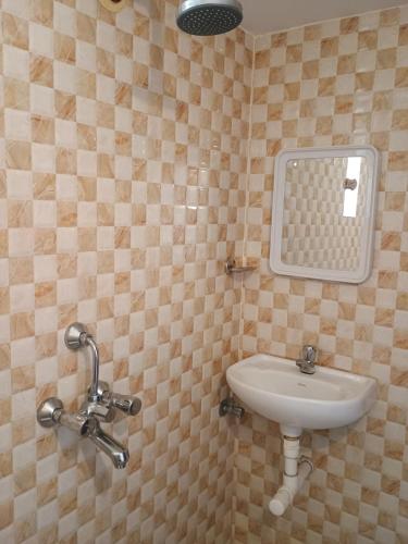 瓦加托GS Home Sea View Delux Room的一间带水槽和镜子的浴室