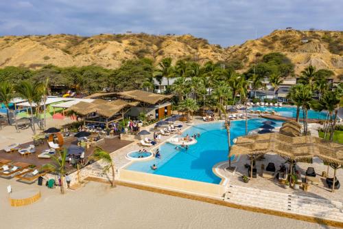 卡诺阿斯德蓬萨尔蓬塔萨尔套房和别墅度假酒店的享有带游泳池的度假村的空中景致