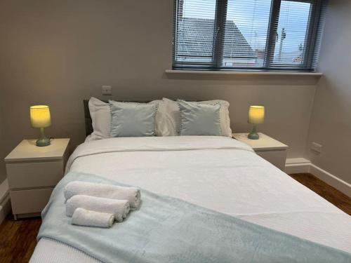 凯特林Rest Haven Lodge的一间卧室配有一张大床和毛巾