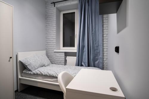 罗兹Prywatny pokój z prywatną łazienką - Senatorska 36的小房间设有床和窗户
