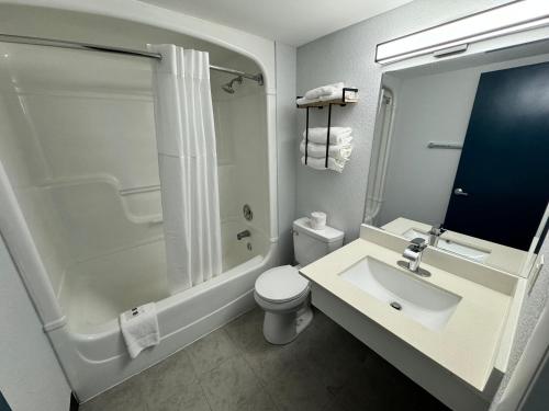 东叙拉古Studio 6 Suites East Syracuse NY Airport的一间带水槽、淋浴和卫生间的浴室