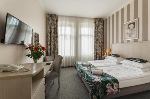 库多瓦-兹德鲁伊阿玛利亚酒店的酒店客房配有两张床和一张书桌