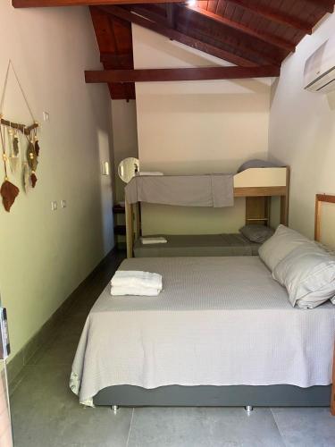 博尼图Chalé Buriti的卧室配有一张床