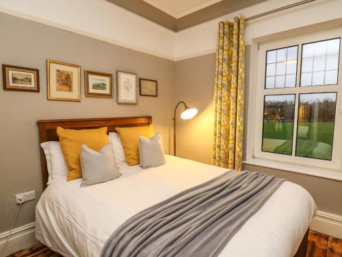 LlanwrdaTirallen的一间卧室设有一张大床和一个窗户。