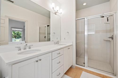 基洼岛11 Silver Moss的白色的浴室设有2个盥洗盆和淋浴。