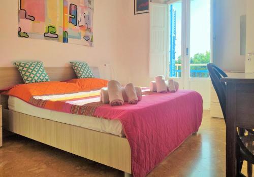 特拉帕尼Sea view的一间卧室,床上有鞋