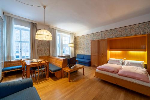 卡雷扎湖Grand Hotel Carezza Multiproprietà的一间卧室设有一张床和一间用餐室