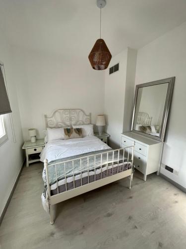 迪拜Charming villa w/ private garden的白色卧室配有床和镜子