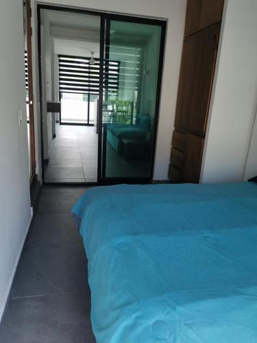 锡瓦塔塔内霍dept Miraflores的卧室配有一张床,享有门道的景色