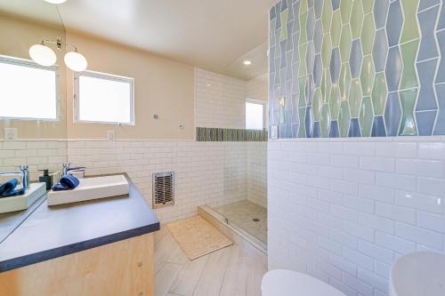 棕榈泉Luxe Palm Springs Home - Close to Downtown!的浴室配有盥洗盆和浴缸。