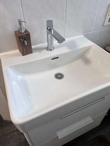 伦茨基希Schwarzwald-Blick Lenzkirch-Saig的白色浴室水槽和肥皂分配器