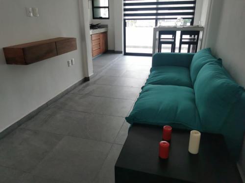锡瓦塔塔内霍dept Miraflores的客厅配有绿色沙发和桌子