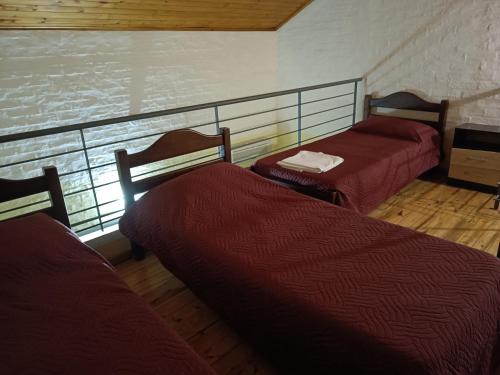特玛斯德戴曼Los Lirios de Dayman的客房设有两张床和一个阳台。
