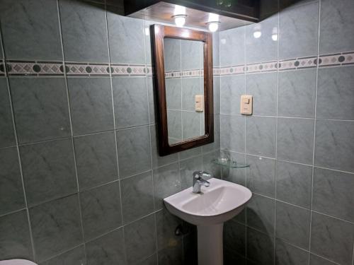 特玛斯德戴曼Los Lirios de Dayman的一间带水槽和镜子的浴室
