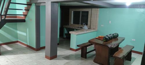 奥隆阿波Baloy beach house的一个带水槽和桌子的厨房