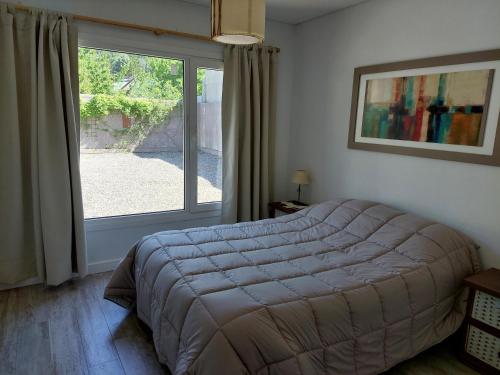 圣马丁德洛斯Antón SMAndes的一间卧室设有一张床和一个大窗户