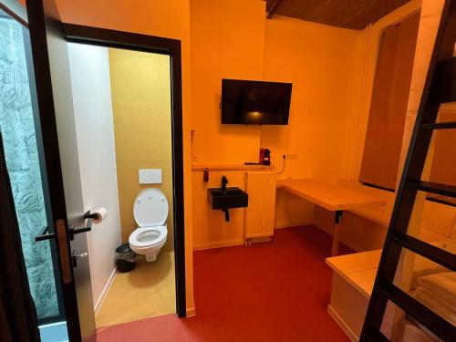 那慕尔BED Pepin的橙色客房内的卫生间