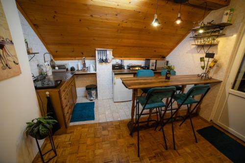 博尔Vila Jezerski raj的厨房设有木制天花板和桌椅