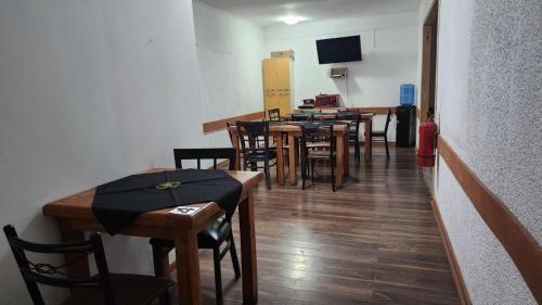兰卡瓜Residencial F y V Spa的一间带桌椅和电视的用餐室