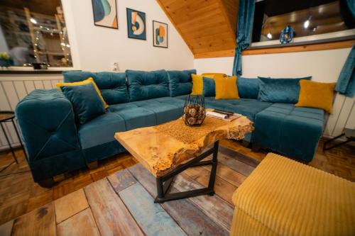 博尔Vila Jezerski raj的客厅配有蓝色的沙发和桌子