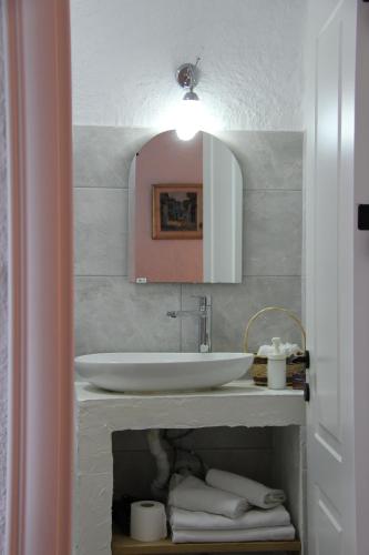 阿拉恰特BADEMİÇİ OTEL的浴室配有盥洗盆、镜子和毛巾