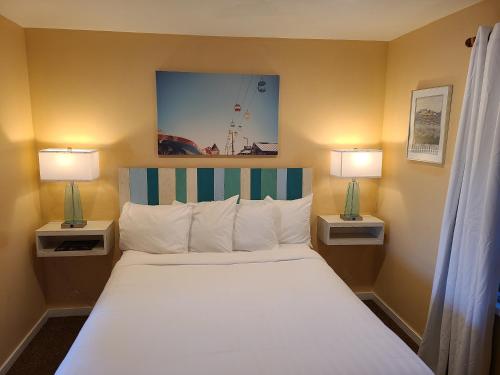 圣克鲁兹Sunny Cove Motel的一间卧室配有一张大床和两盏灯