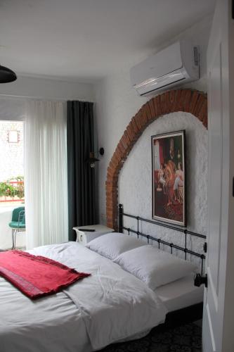 阿拉恰特BADEMİÇİ OTEL的一间卧室设有两张床和砖墙
