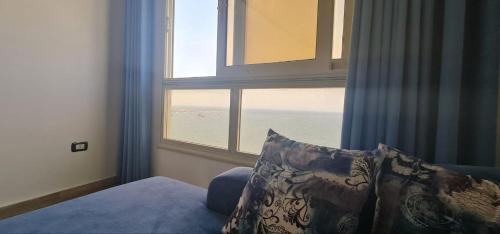 亚历山大شقة فاخرة مكيفة تري البحر مباشرة的一间卧室设有海景窗户