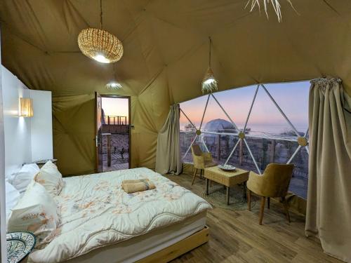 TamriTimlalin Dome的美景帐篷内一间卧室(带一张床)