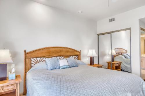 唯客乐渡假村Waikoloa Fairways C119的一间卧室配有一张带蓝色枕头的大床