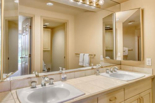 唯客乐渡假村Waikoloa Fairways C119的一间带两个盥洗盆和大镜子的浴室