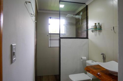 卢米亚Refúgio da Montanha - Cascata - Lumiar的一间带卫生间和水槽的浴室