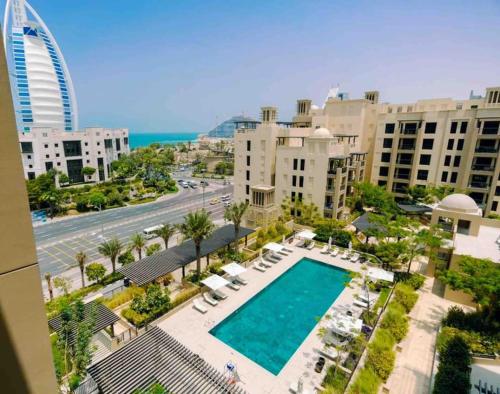 迪拜Burj Al Arab Front 2 Bedroom的享有游泳池和建筑物的空中景致