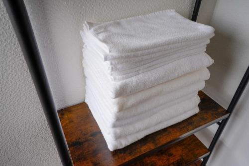 Tsuru Kotobuki-ke - Vacation STAY 15732的一堆置在架子上的白色毛巾